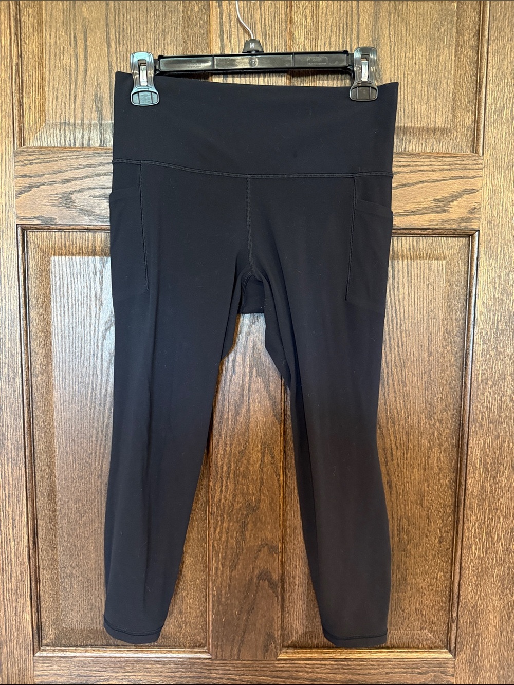 Athleta Black Salutation Stash 7/8 Tights Leggings with Side Pockets Medium